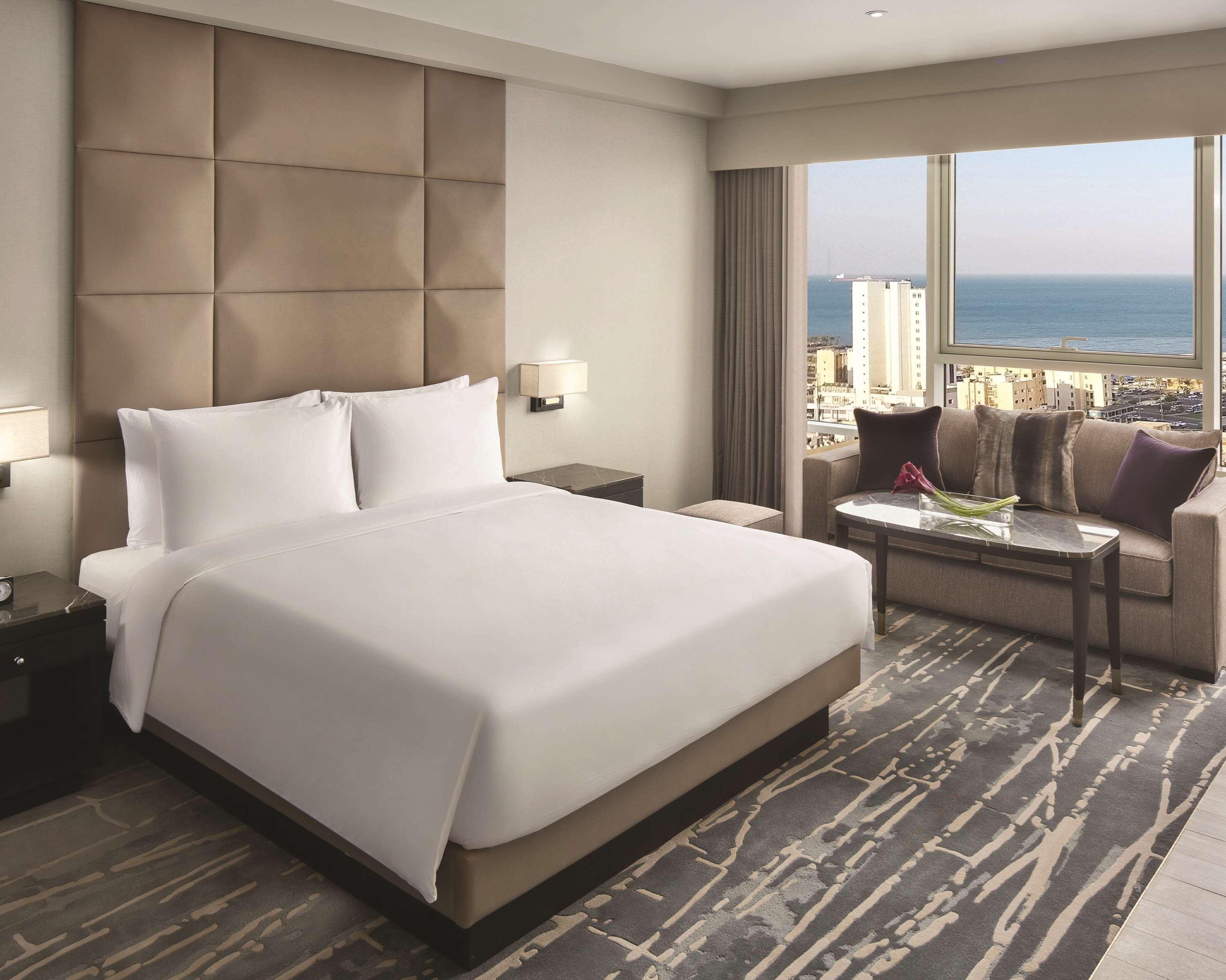 Hyatt Regency Al Kout Mall Кувейт Екстериор снимка A guest room at the Hilton Tel Aviv