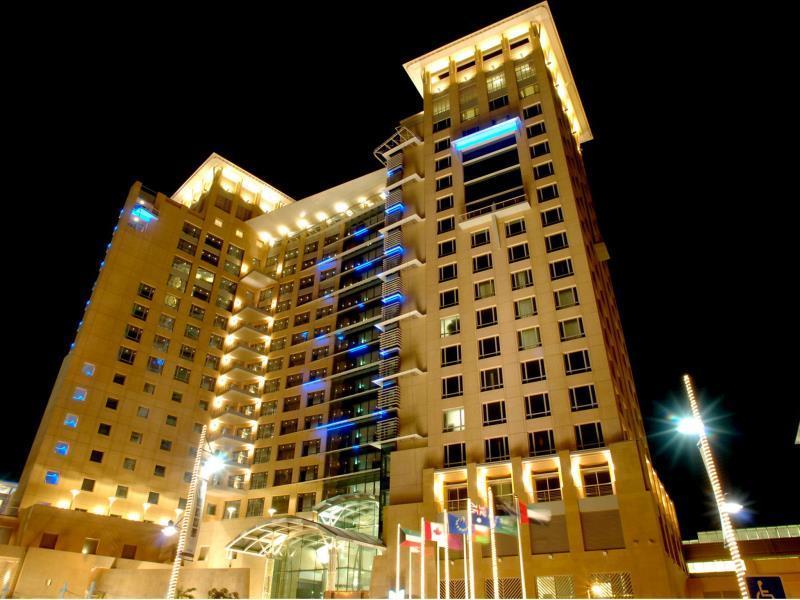 Hyatt Regency Al Kout Mall Кувейт Екстериор снимка The hotel at night