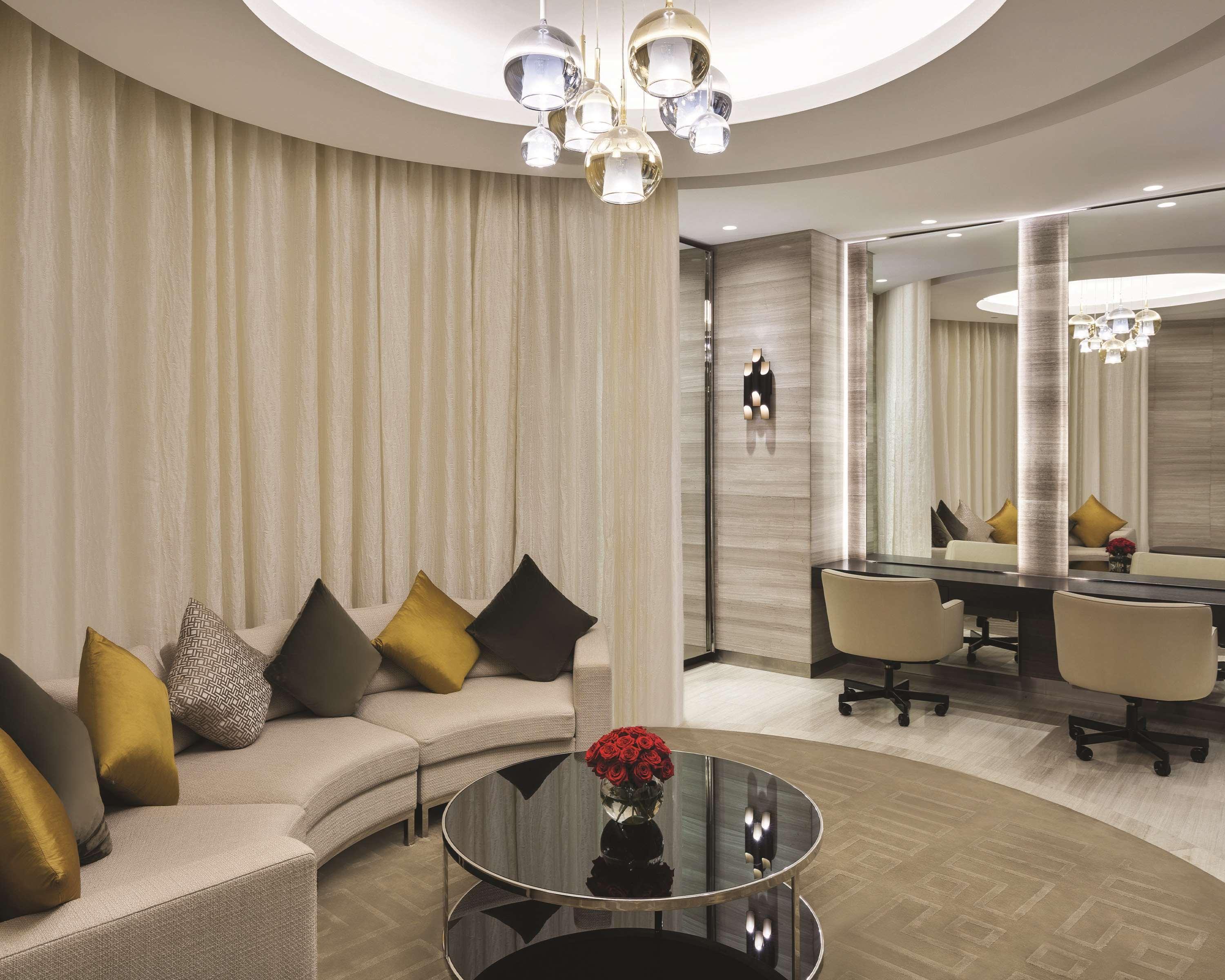 Hyatt Regency Al Kout Mall Кувейт Екстериор снимка The interior of the club