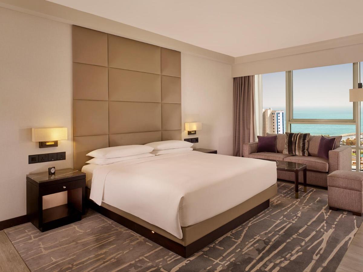 Hyatt Regency Al Kout Mall Кувейт Екстериор снимка A bedroom at the Jumeirah Atlantis