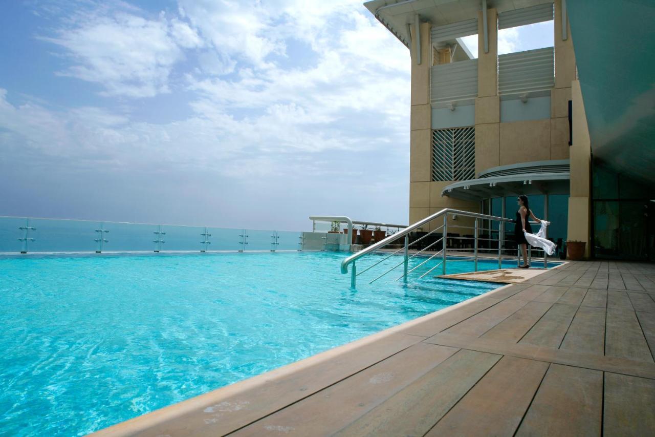 Hyatt Regency Al Kout Mall Кувейт Екстериор снимка The pool at the 360° Sky Bar